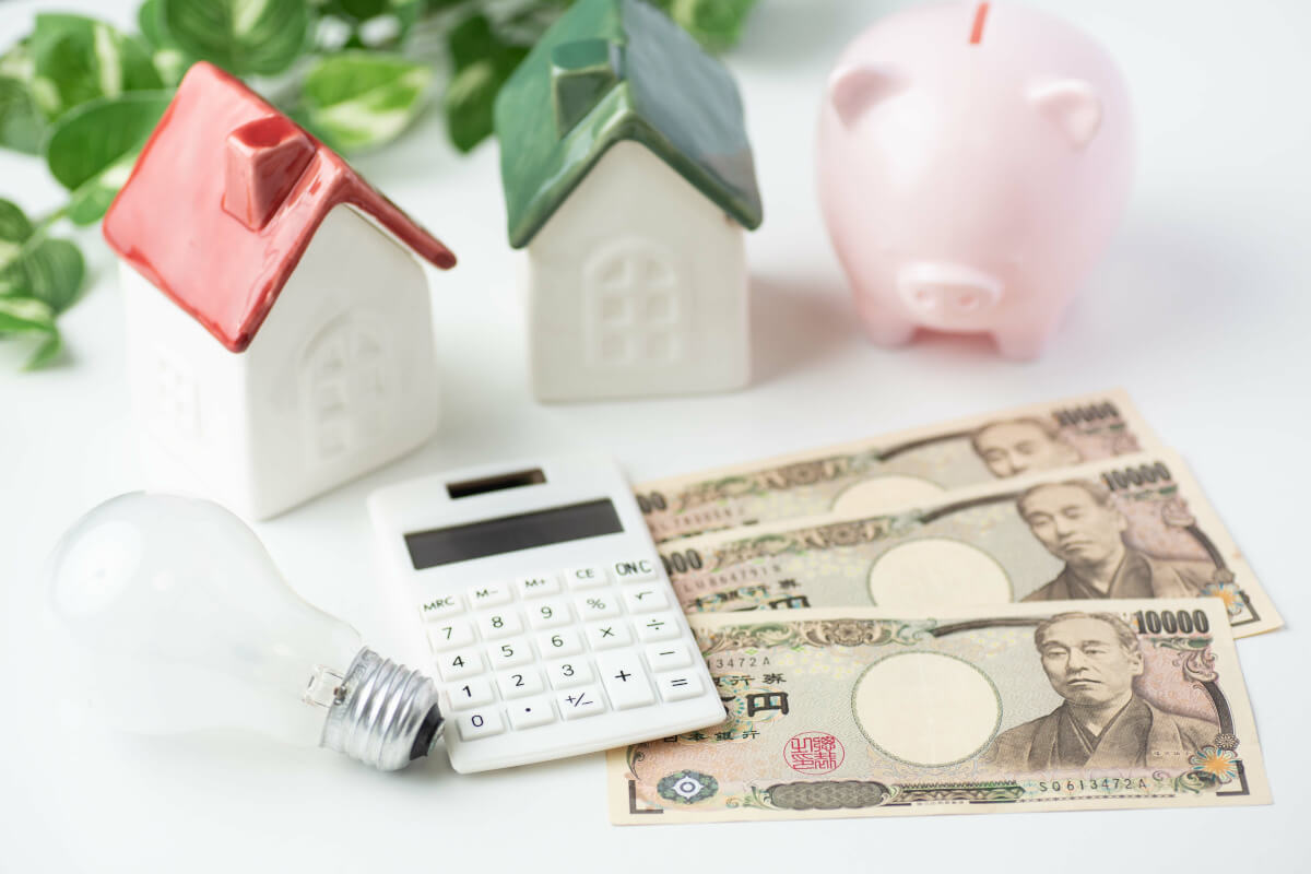 紙幣と電卓と電球